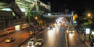 曼谷的城市生活-交通，人群，建筑和空中火车