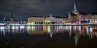 高清时间流逝:斯德哥尔摩老城在夜晚倾斜