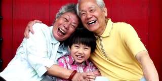 中国爷爷奶奶和孙子在笑