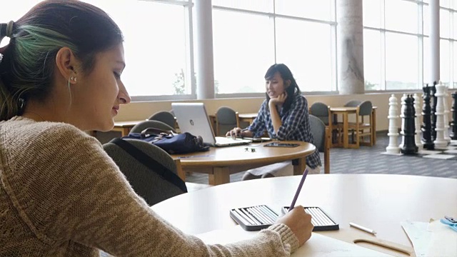 美丽的西班牙裔少女在STEM学校的工程类草图设计