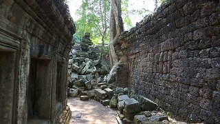 在柬埔寨吴哥窟寺庙里行走的观点视频素材模板下载