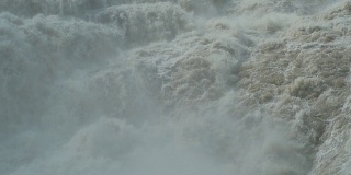 壮观的黄河壶口瀑布的慢镜头