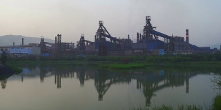 黄河附近的重工业工厂