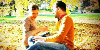 秋日情侣在公园里。