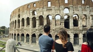 游客和导游在罗马竞技场前视频素材模板下载