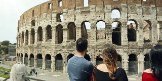 游客和导游在罗马竞技场前