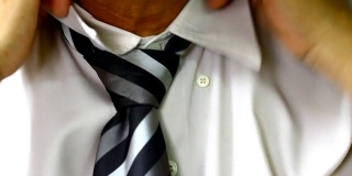 系上优雅的领带
