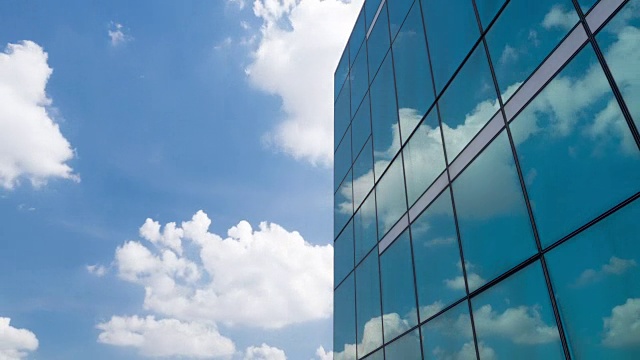 云的时间流逝反映在现代建筑的许多镜像方面。