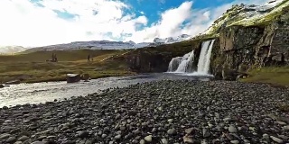 冰岛西部日落时分的Kirkjufellsfoss瀑布高清手持拍摄