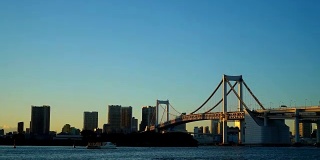 时光流逝:日本东京的彩虹桥