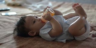 小男孩在喝橙汁。