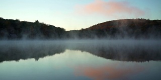 康涅狄格州利奇菲尔德山的秋雾