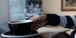 边喝咖啡边看书。