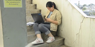 忙碌的女商人正在用手提电脑思考商业问题
