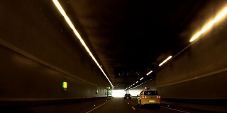 开车穿过城市道路隧道