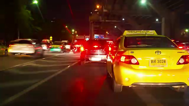 在夜间高速公路上行驶