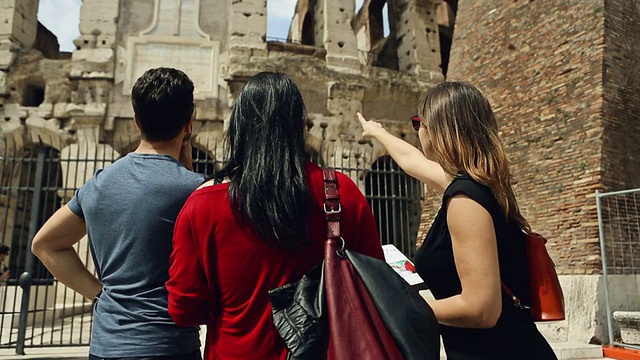 游客和导游在罗马竞技场前