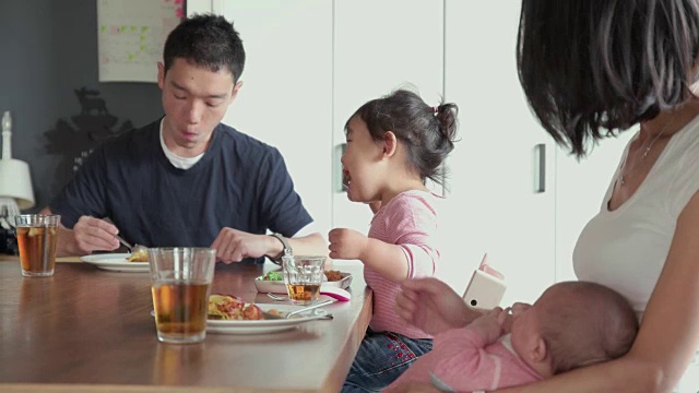 4 k,选择性的焦点。日本家庭一起呆在家里。日本东京
