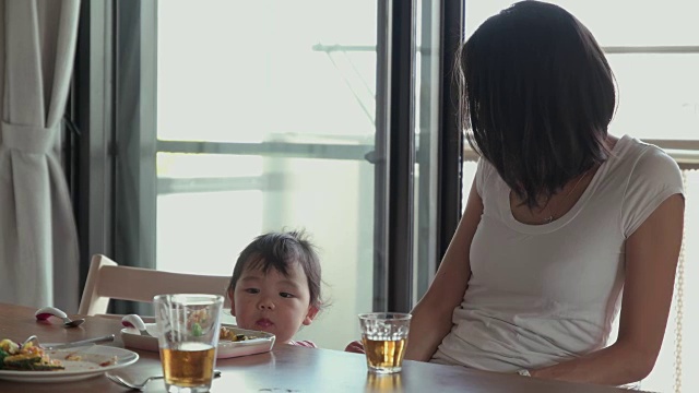 4 k,选择性的焦点。日本家庭一起呆在家里。日本东京