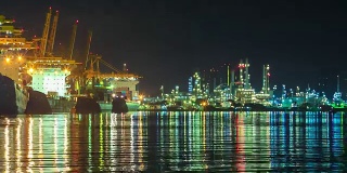 夜间港口货物和炼油工业
