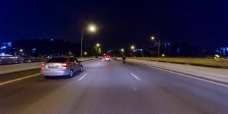 夜间在高速公路上开车
