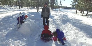 冬天孩子们在雪中玩耍