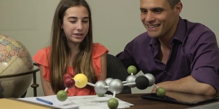 女儿向父亲展示她的分子科学项目