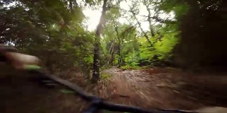 视角POV山地车在森林中快速骑行