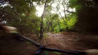 视角POV山地车在森林中快速骑行视频素材模板下载