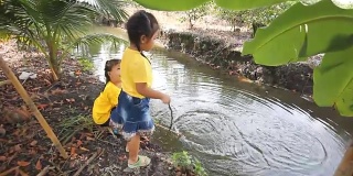 亚洲小孩在花园里玩