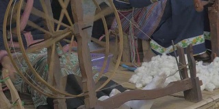泰国人在织丝织品。