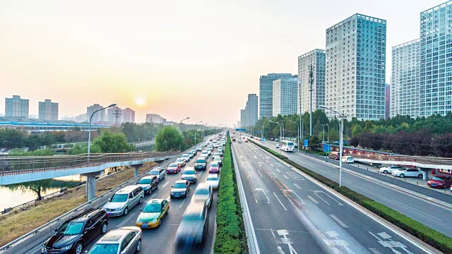 北京城市街道上繁忙的交通和现代化的建筑，时光流逝。