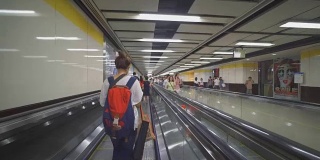 旅客拥挤的香港地铁火车站