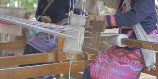 泰国人在织丝织品。
