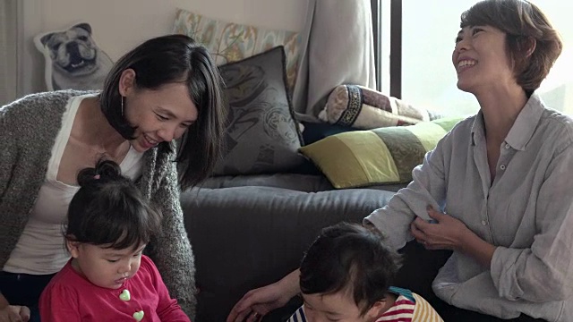 4 k,选择性的焦点。两个孩子和他们的母亲一起呆在家里。日本东京