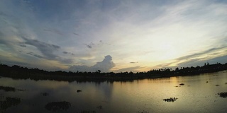 时间在湖面上流逝