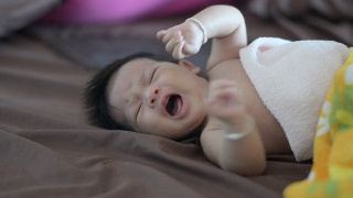 新生的婴儿在哭。视频素材模板下载