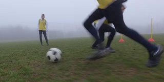 HD:踢足球的孩子。