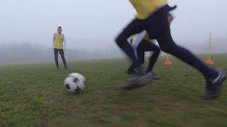 HD:踢足球的孩子。视频素材模板下载