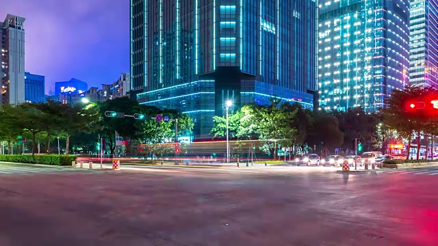 深圳城市街道和建筑十字路口的交通在晚上的时间间隔为4k