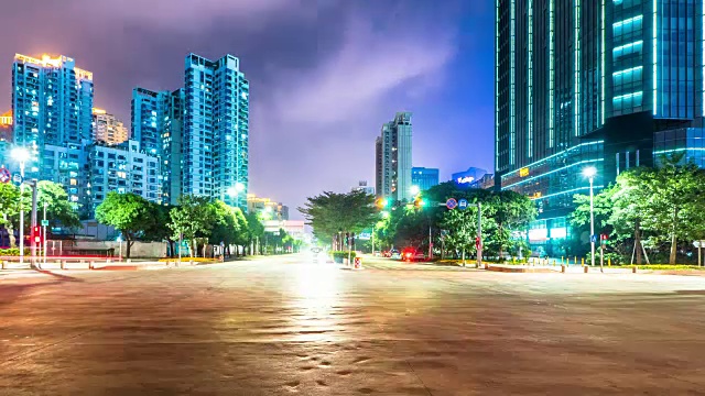 天际线，城市街道十字路口的交通和建筑在深圳晚上的时间间隔为4k