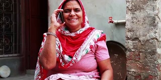 村里的女人在用智能手机聊天