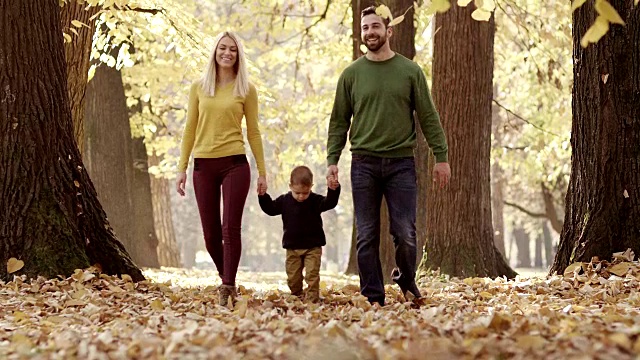 一家人在秋季公园散步