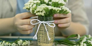 多莉:花匠插花，白色的小花