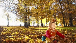 秋叶飘落，宝贝女孩视频素材模板下载