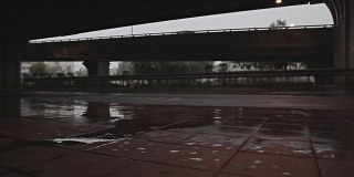 高清多莉:雨水从桥下滴落与交通。