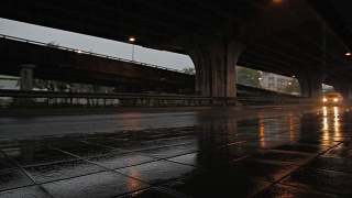 HD多莉:在雨中行驶的汽车。视频素材模板下载