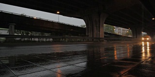 HD多莉:在雨中行驶的汽车。