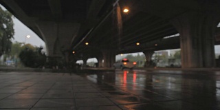 HD多莉:在雨中行驶的汽车。