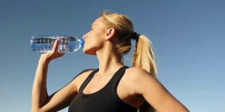 女性跑步者饮水